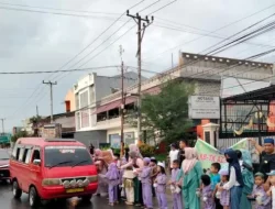 Latih Kepekaan Sosial, Murid TK Azzahrah Bagi Takjil untuk Warga